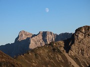 72 E intanto spunta la luna dal monte !